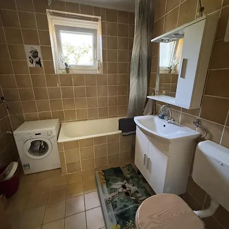With Free Parking And Easy Access To Apartamento